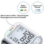 Digitales Blutdruckmessgerät mit Farbskala zur schnellen Einschätzung der Werte.