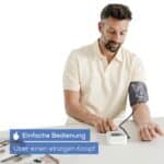 Blutdruckmessung bei Mann mit digitalem Gerät, einfach und bequem.