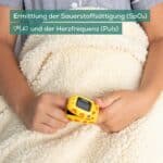 ALT: Person misst Sauerstoffsättigung (SpO2) und Herzfrequenz mit einem kleinen Gerät.