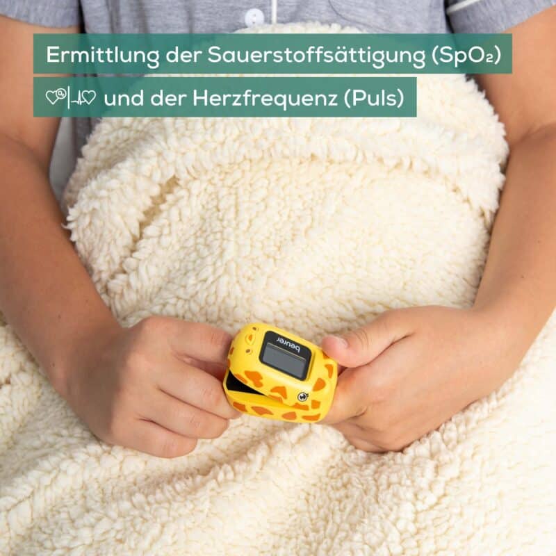 ALT: Person misst Sauerstoffsättigung (SpO2) und Herzfrequenz mit einem kleinen Gerät.